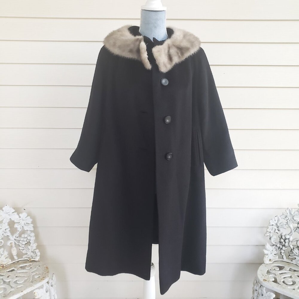 Vintage 50s/60s Dan Berne wool coat with fur trim collar and silk lining - Picture 2 of 10